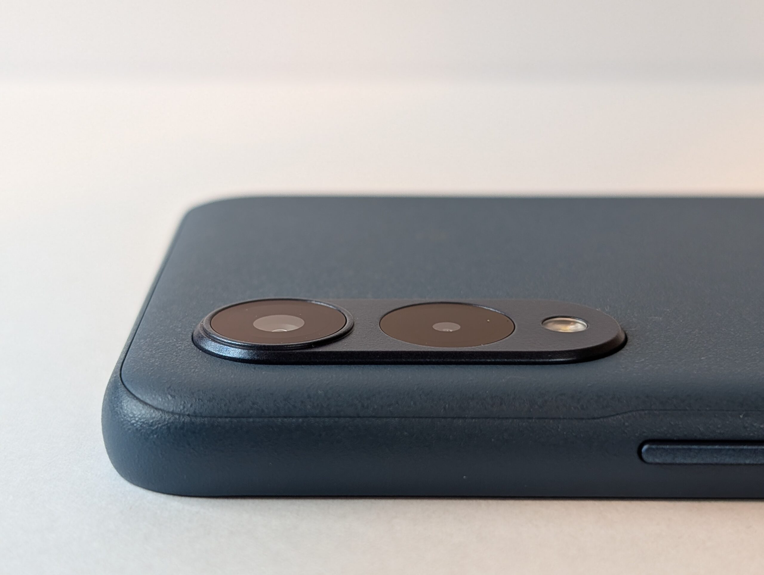 Arrows We2 カメラの出っ張り写真(薄いユニットでガタつきにくい)