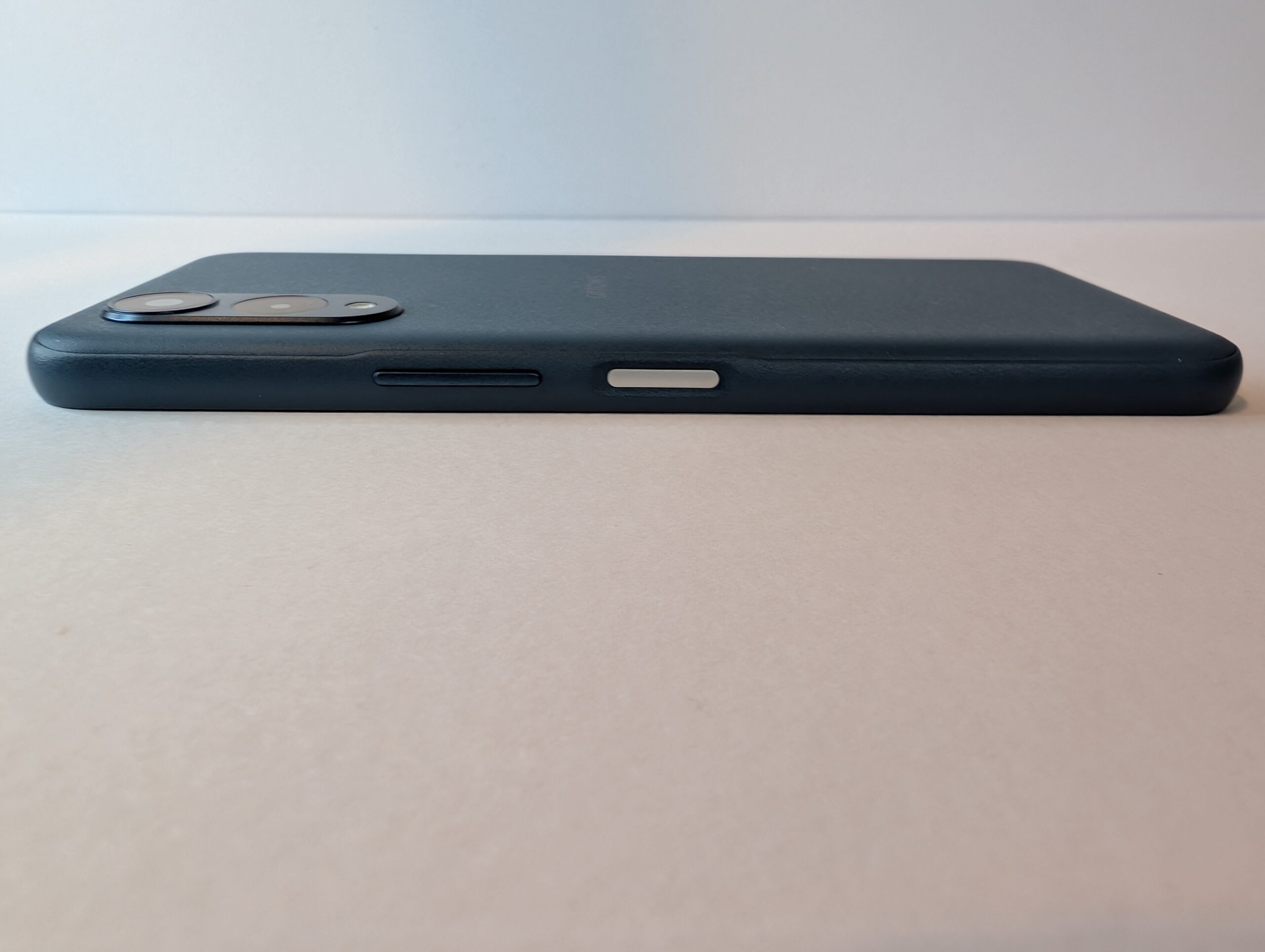 Arrows We2 右側面の写真(指紋認証付き電源ボタンと音量ボタン)