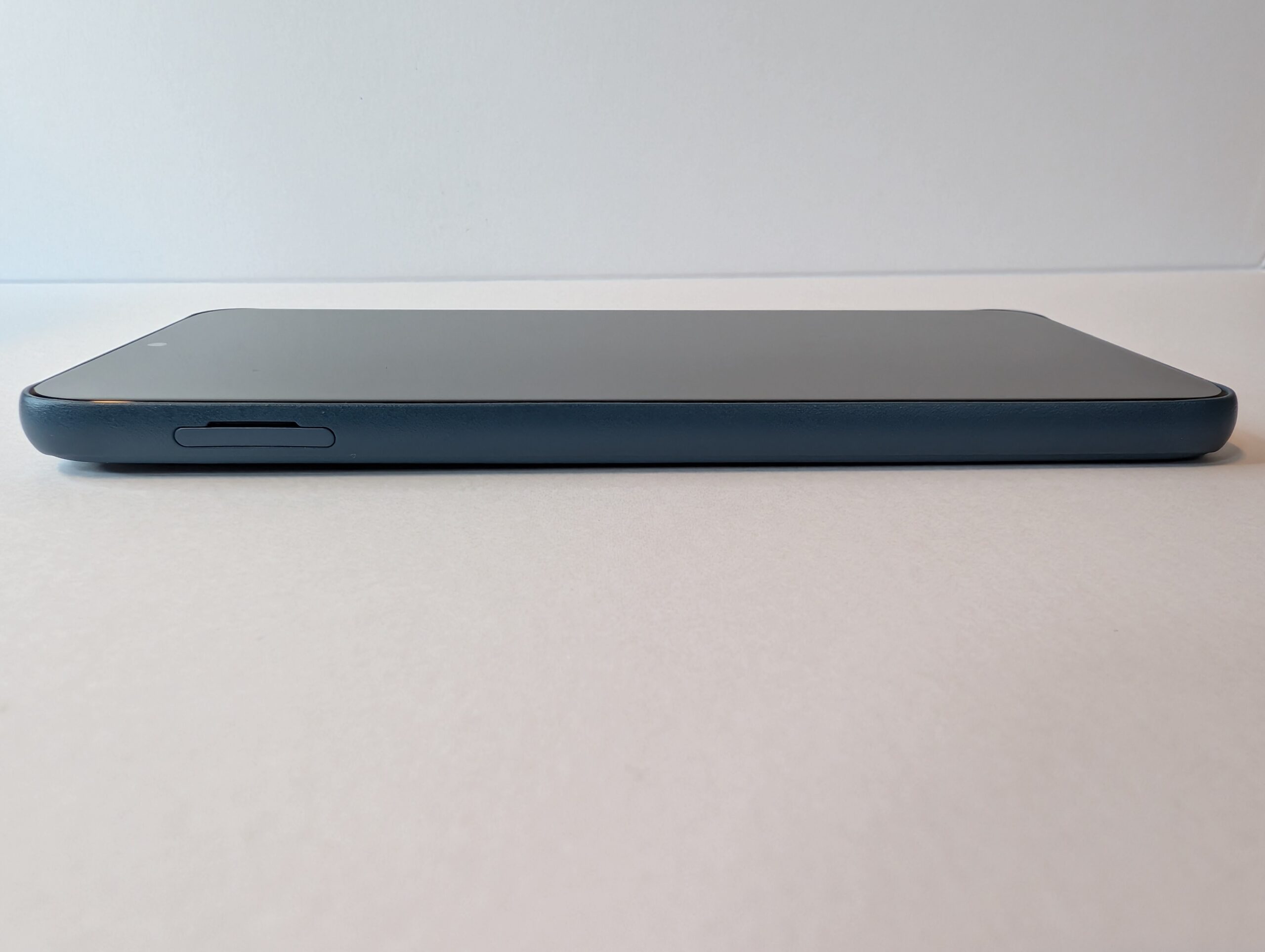 Arrows We2 左側面の写真(爪で出せるSIMスロット)