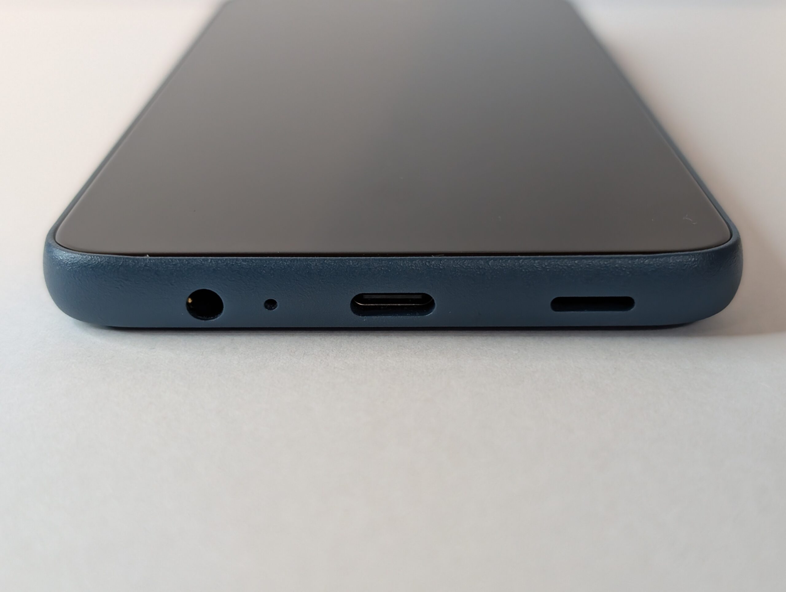 Arrows We2 下部の写真(USB Type-Cとスピーカー配置)